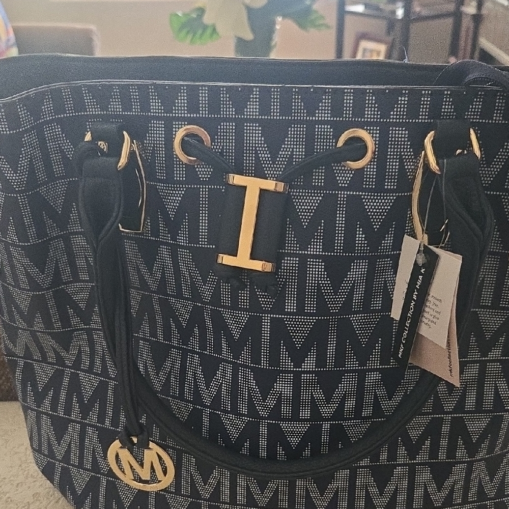 👜👌💥Michael Kors*  Navy And White Spacious Tote Bag
